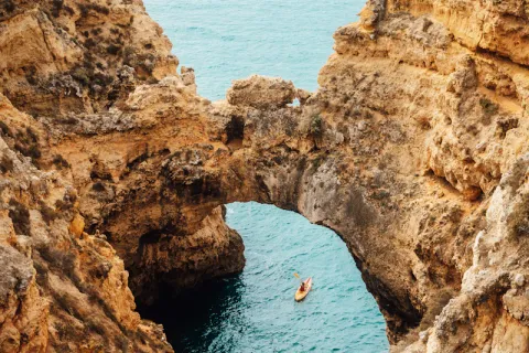 Kayak de mer longeant des falaises calcaires