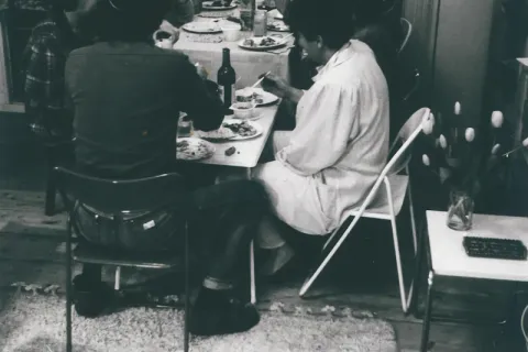 Groupe de participants à un atelier de dégustation en cave voûtée