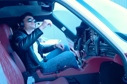 Moniteur briefant un passager avant le décollage