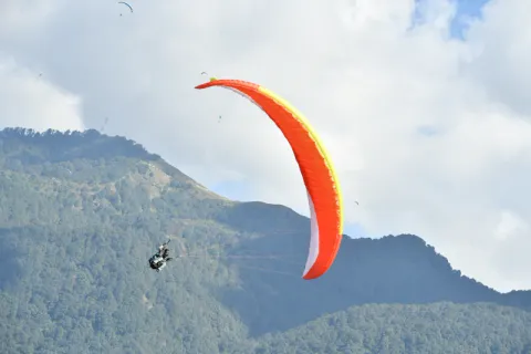 Groupe de stagiaires préparant leur voile sur la pente-école