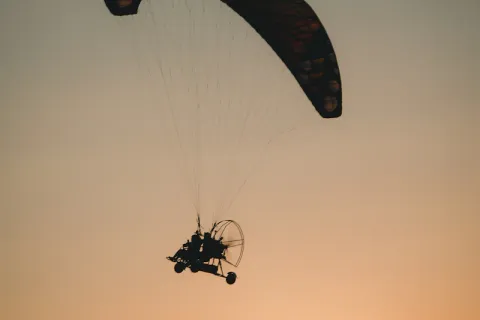 Vue aérienne d'un vol biplace au coucher du soleil