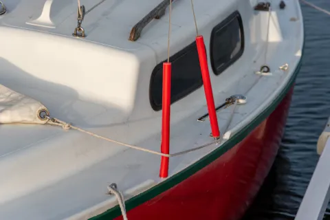 Bateau de pêche en mer avec cannes installées