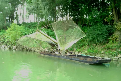 Guide et client en float tube sur un plan d'eau