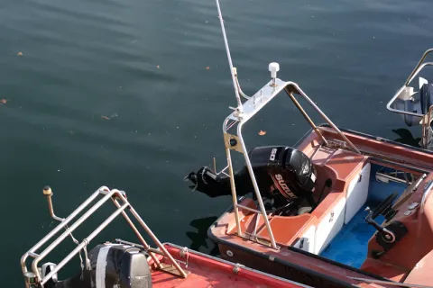 Équipement de plongée aligné sur le pont d'un bateau