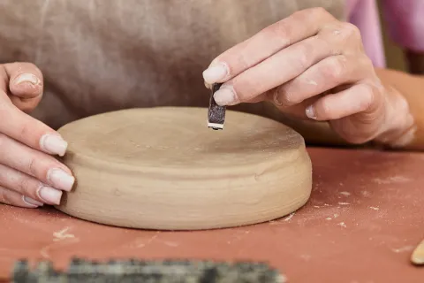 Artisan façonnant de l'argile dans un atelier