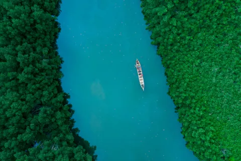 Vue aérienne d'un convoi de rafts sur l'Ubaye