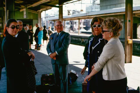 Groupe souriant en combinaison néoprène au retour d'une descente