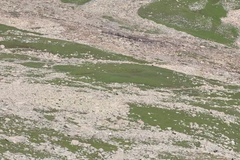 Guide briefant les participants avant une descente