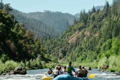 Convoi de 4 rafts sur une rivière de montagne