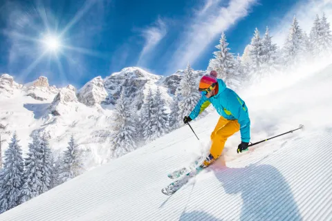 Skieur en descente dans les hautes montagnes