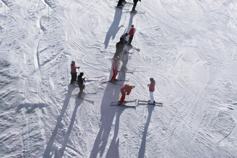 Vue aérienne de skieurs sur la neige