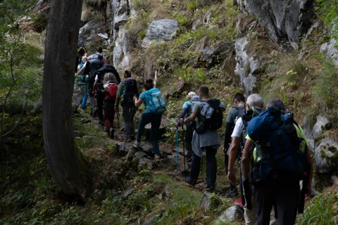 Guide et participants progressant dans un passage étroit