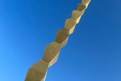 Rappel sur corde dans un puits vertical