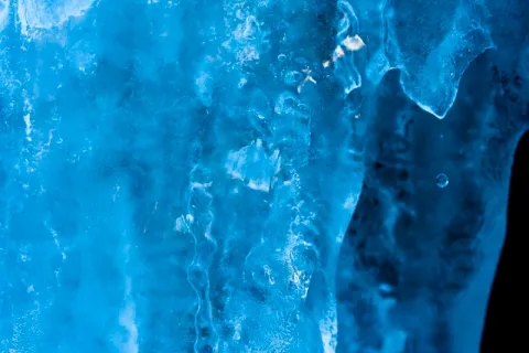 Concrétions et stalactites éclairées dans une cavité