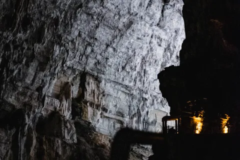 Rivière souterraine éclairée par les lampes frontales