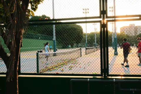 Groupe d'ados en stage vacances faisant un exercice au panier de balles