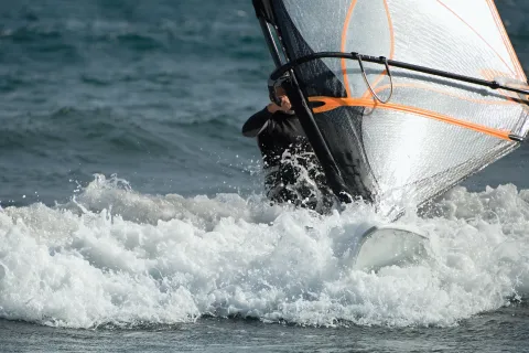 Moniteur de voile briefant des enfants sur un ponton