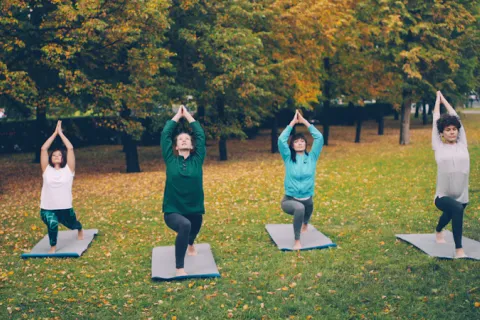 Cours de yoga en extérieur dans un parc