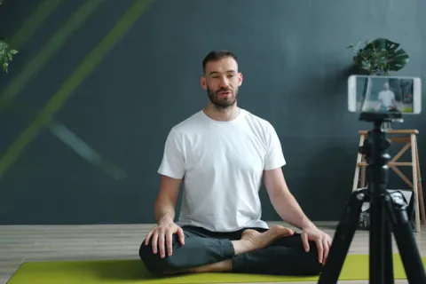 Professeure ajustant la posture d'une élève