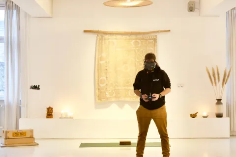 Tapis et accessoires alignés avant un cours