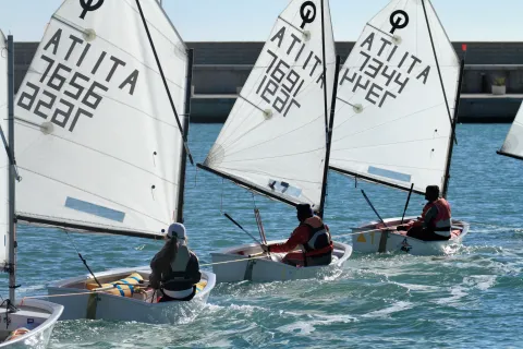 Enfants en gilets gréant un dériveur