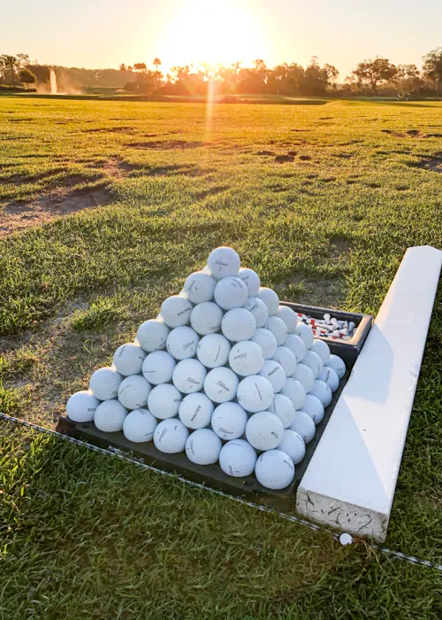 Practice de golf au soleil levant