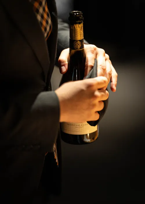 Expert en vin lors d'une dégustation professionnelle