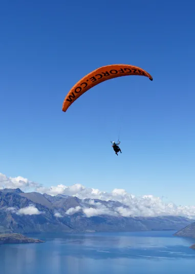 Parapentiste en vol au-dessus des montagnes