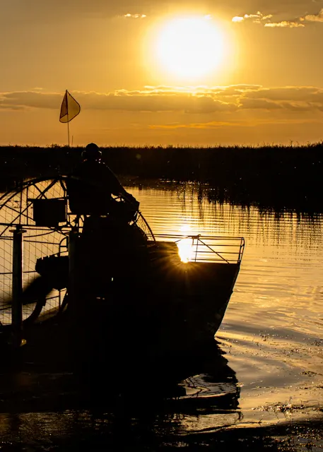 Guide de pêche et client au bord de la rivière