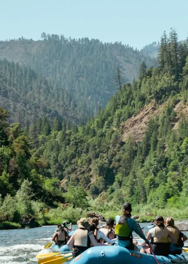 Guide de rafting souriant au bord de la rivière