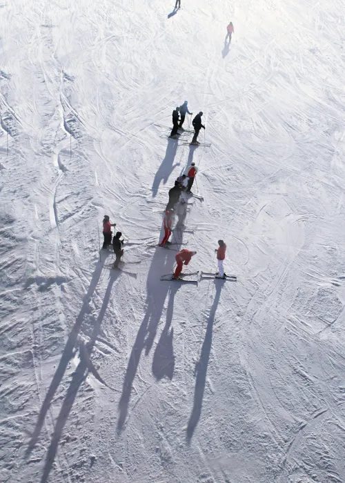 Moniteur de ski avec des enfants sur la piste