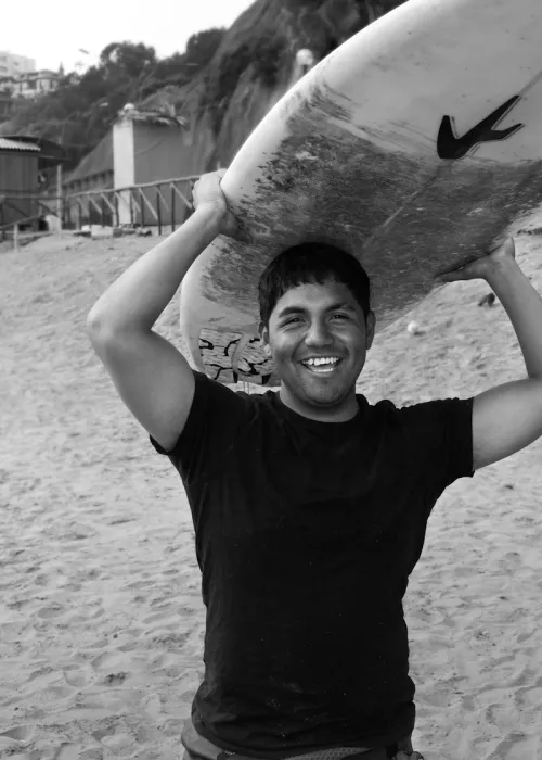 Moniteur de surf fier sur la plage devant l'océan