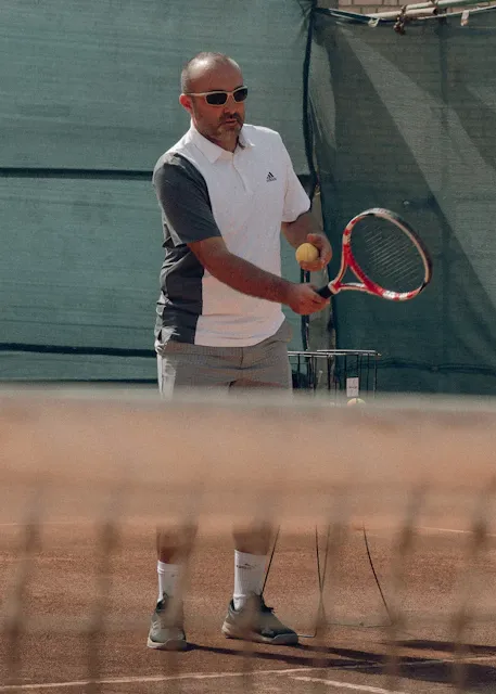 Coach de tennis professionnel sur son court