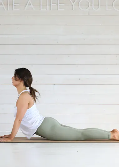 Professeure de yoga dans un studio lumineux