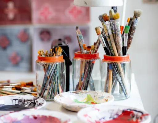 Places vides dans un atelier créatif