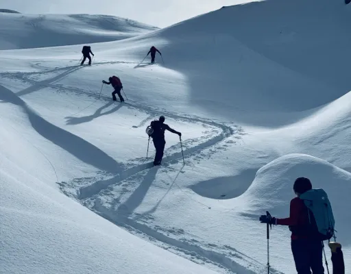 Enfants apprenant à skier en groupe