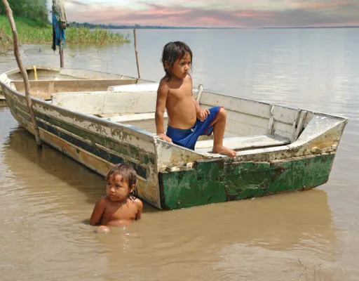 Enfants en cours de voile sur dériveurs