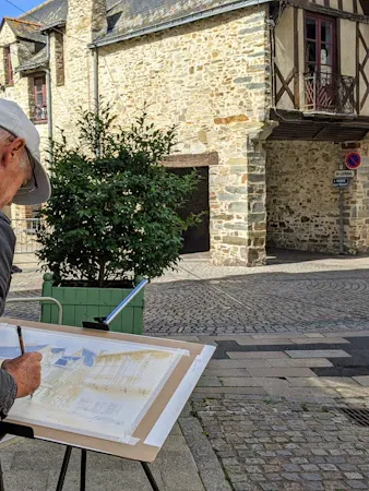 Guide-conférencier expliquant un monument à un groupe de touristes