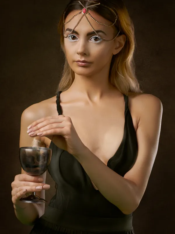 Sommelier versant du vin rouge dans des verres de dégustation alignés