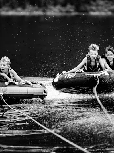 Groupe en raft franchissant un rapide de classe III