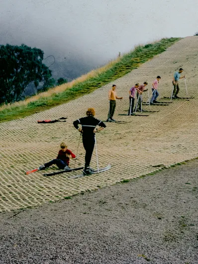 Moniteur et groupe d'enfants sur piste ensoleillée