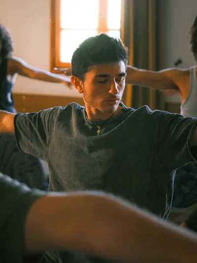 Professeure de yoga ajustant une posture en cours collectif