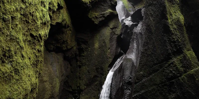 Saut dans une vasque turquoise entourée de roche