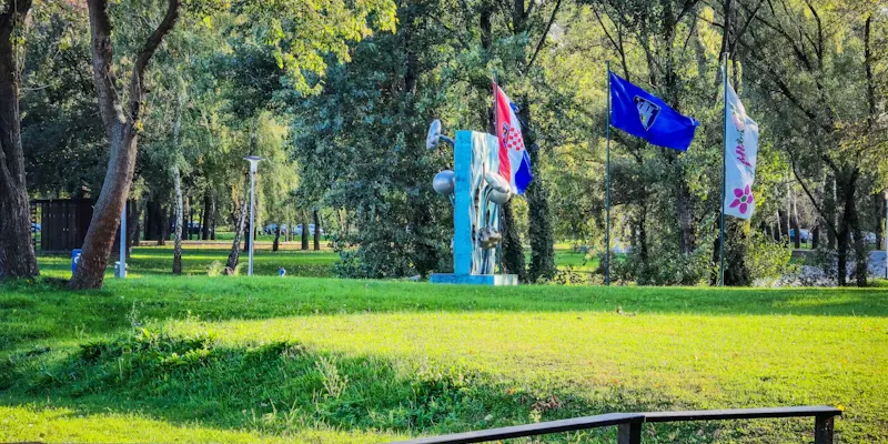Groupe d'enfants en école de golf avec drapeaux colorés et moniteur