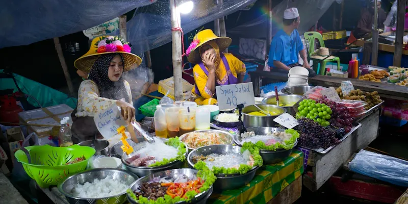 Groupe en food tour dégustant des spécialités locales