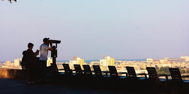 Touristes admirant la vue depuis un point panoramique