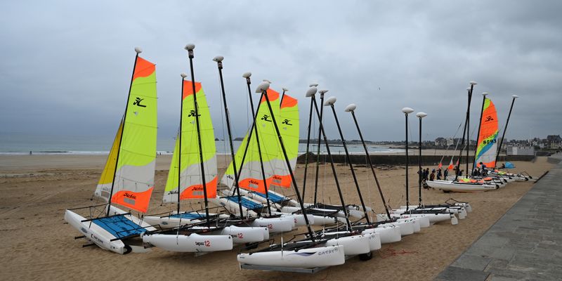 Vue du local d'une école de voile avec flotte de bateaux rangés