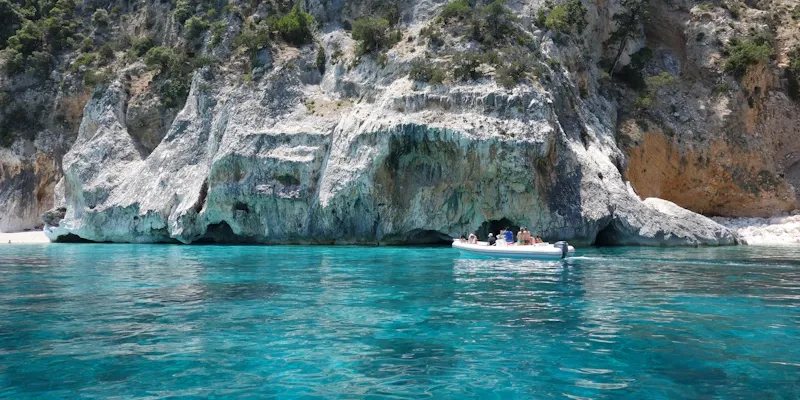 Bateau de plongée amarré dans une crique méditerranéenne