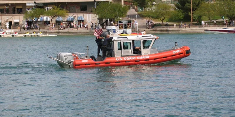 Moniteur aidant un élève à s'équiper sur le bateau