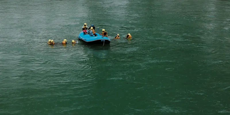 Équipe célébrant après une descente sportive